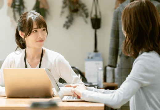 女性2人が話している画像